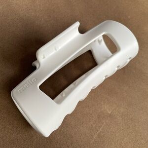 NWT Mello Cloud Clip Retail $27 Color - Marshmallow